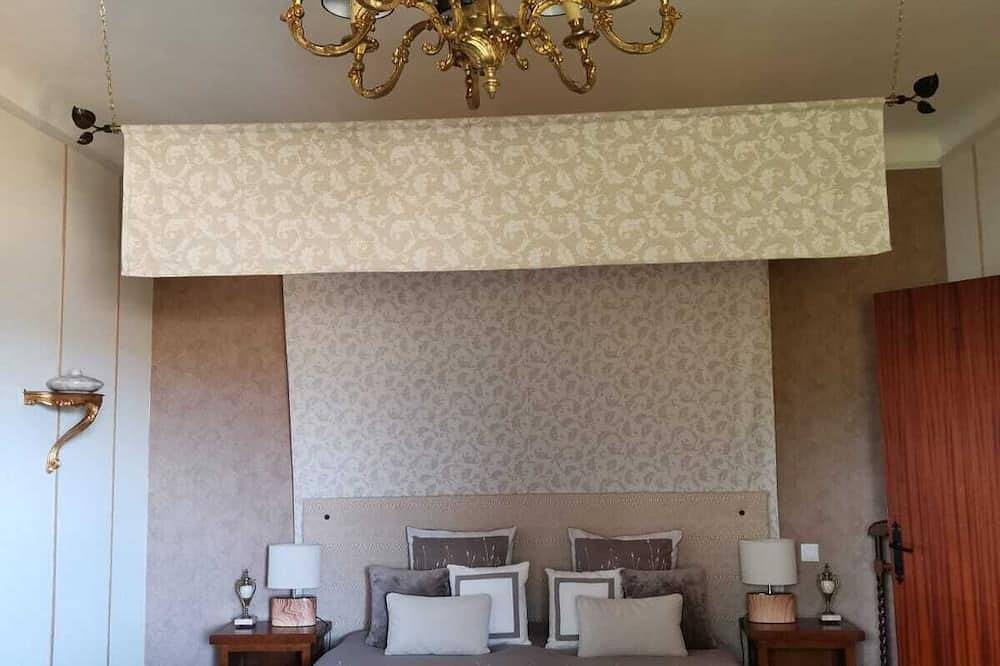 Villa Mahana with swimming pool, jacuzzi, wooded grounds 30 minutes from the beach! in Bédarieux, Béziers region