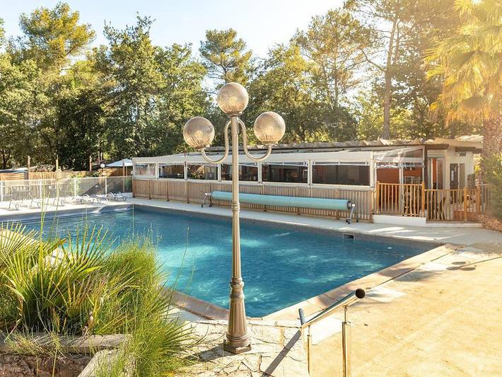 Mobil home pour 2 personnes, avec Jacuzzi et Terrasse