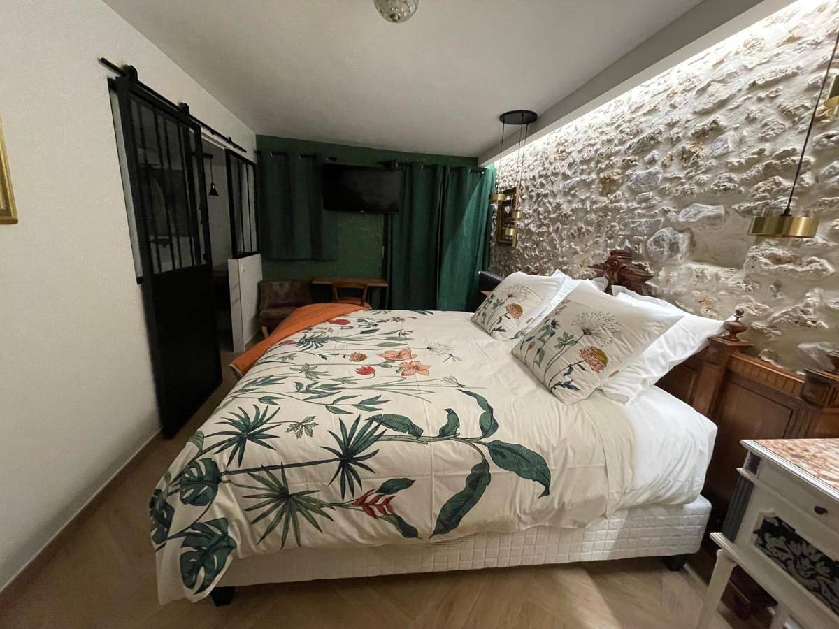 King Room with Pool View in Sainte-Geneviève-des-Bois, Essonne