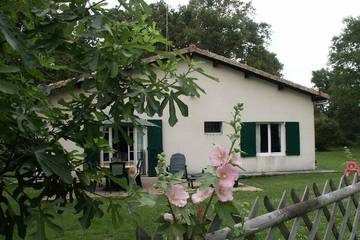 Gîte pour 8 personnes, avec jardin et terrasse à Queyrac