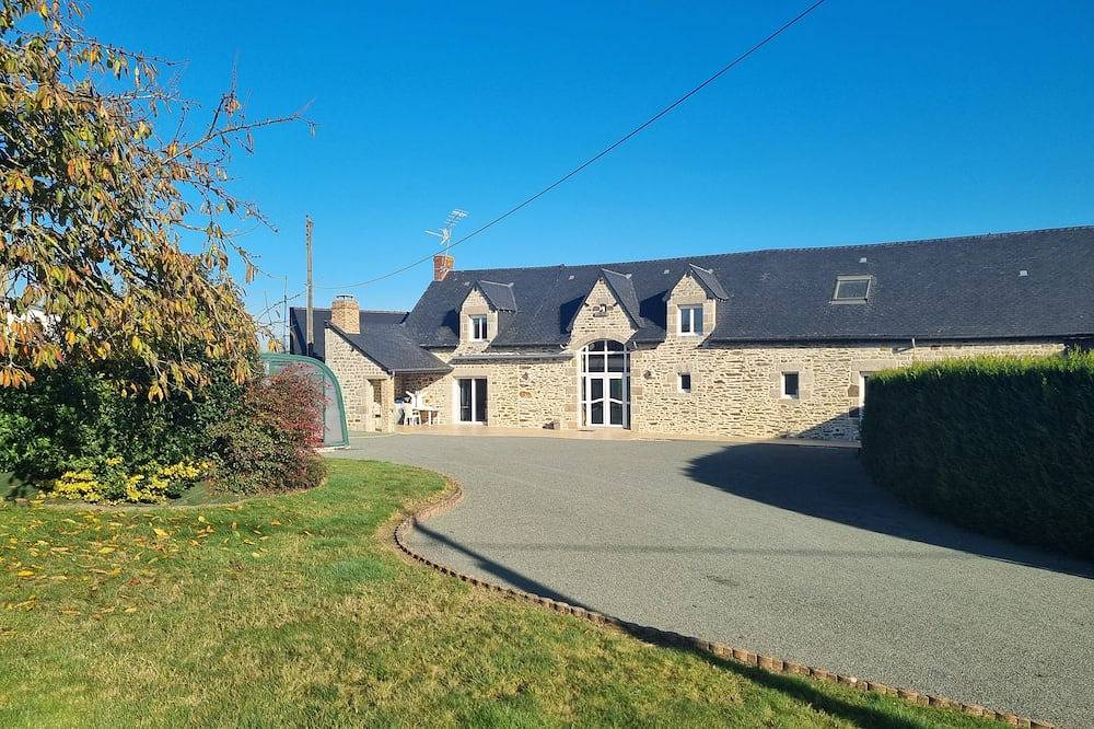 Casa de campo con piscina cubierta y un jacuzzi para 14 personas in Mont-Saint-Jean, Parc naturel régional Normandie-Maine