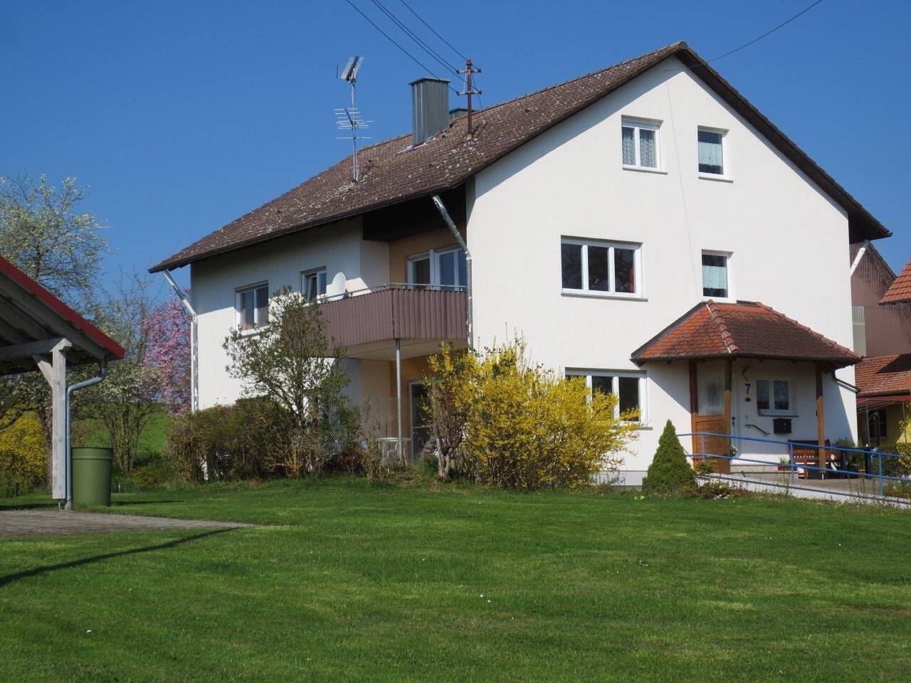 Ganze Wohnung, Ferienwohnung 'Gästehaus Erika, Erdgeschoss' mit privater Terrasse, privatem Garten und Wi-Fi in Wiechs am Randen, Tengen