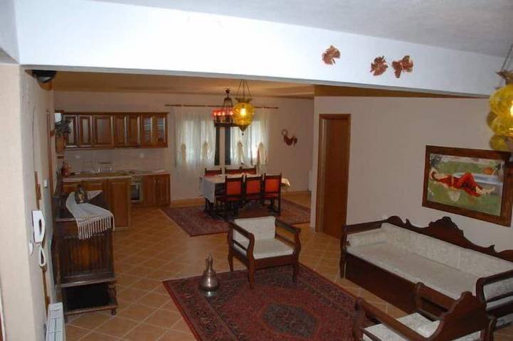 Elegante villa con playa privada, piscina, barbacoa, sauna, jacuzzi y jardín de hierbas. in Nies, Magnisia
