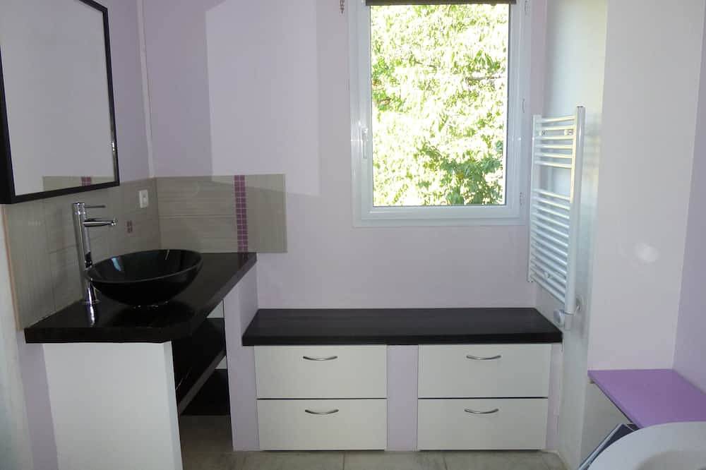 Entire apartment, Contemporary gite between Ubaye and Durance overlooking the Serre Ponçon lake in Le Sauze-du-Lac, Gap region