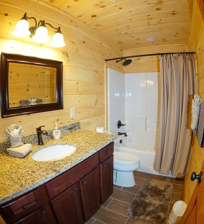 Log Cabin for 4 Guests in Cherokee, Swain County