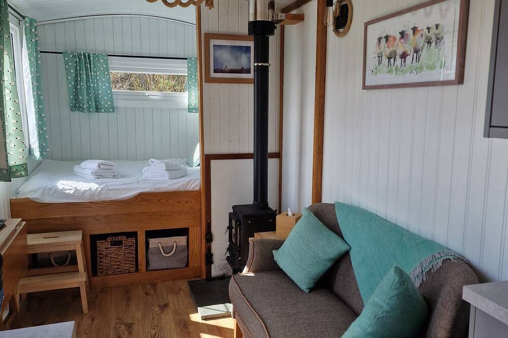 Stunning Shepherds Hut with hot tub in secluded location overlooking mountains in Glenshee, Perthshire