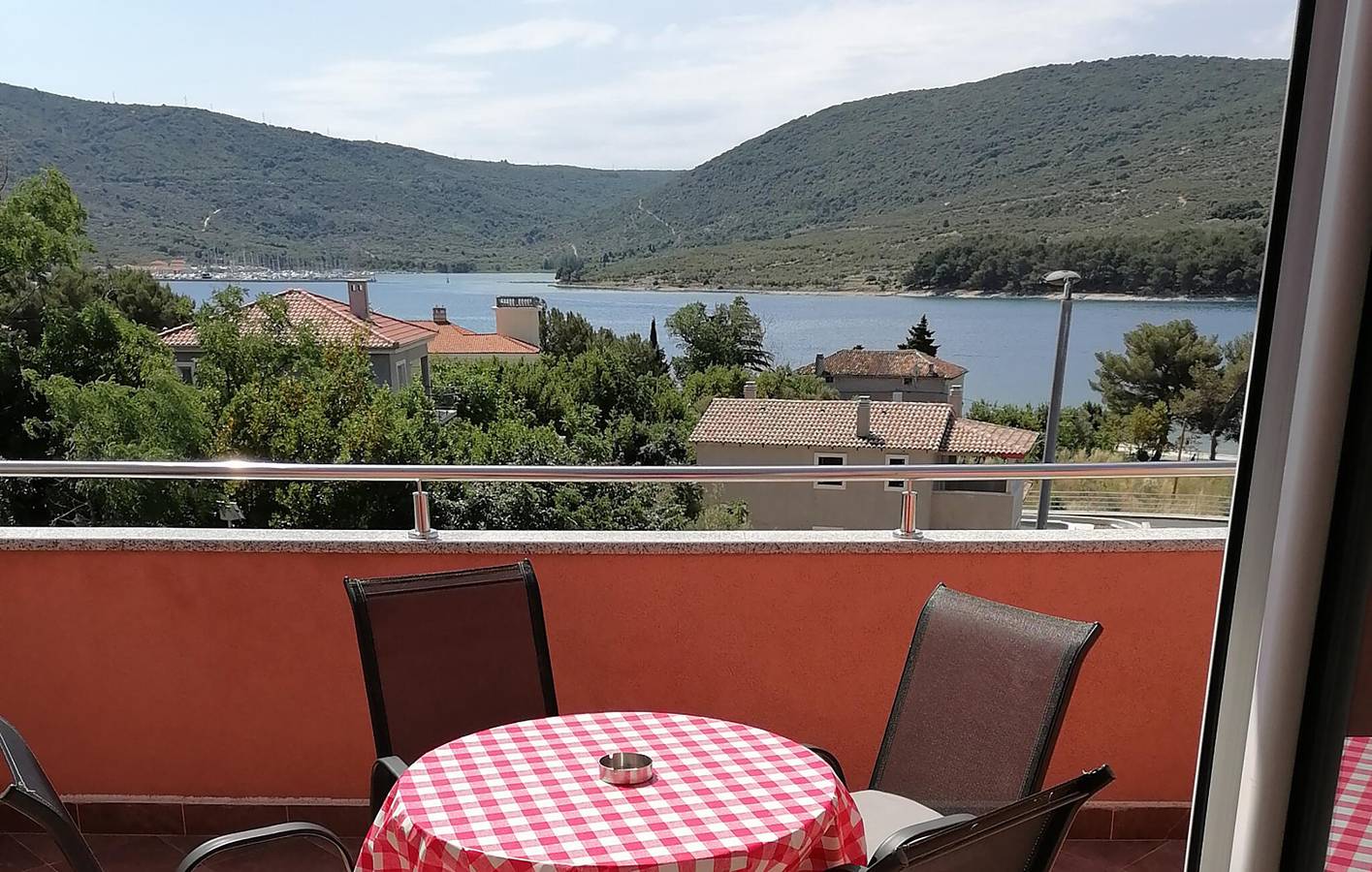 Ganze Ferienwohnung, Modernes Apartment mit Terrasse, 200 m von der Küste und 100 m vom Bistro Melin entfernt in Cres Stadt, Cres