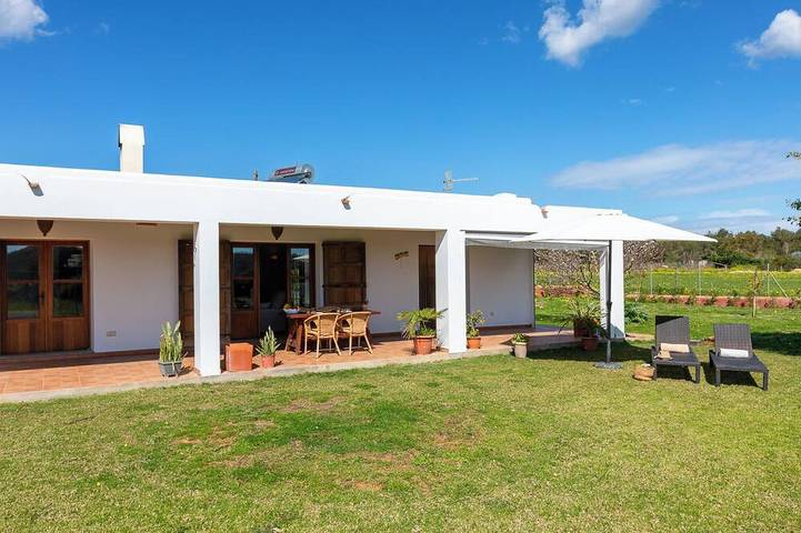 Cheap villa for 4 people, with garden in Ibiza