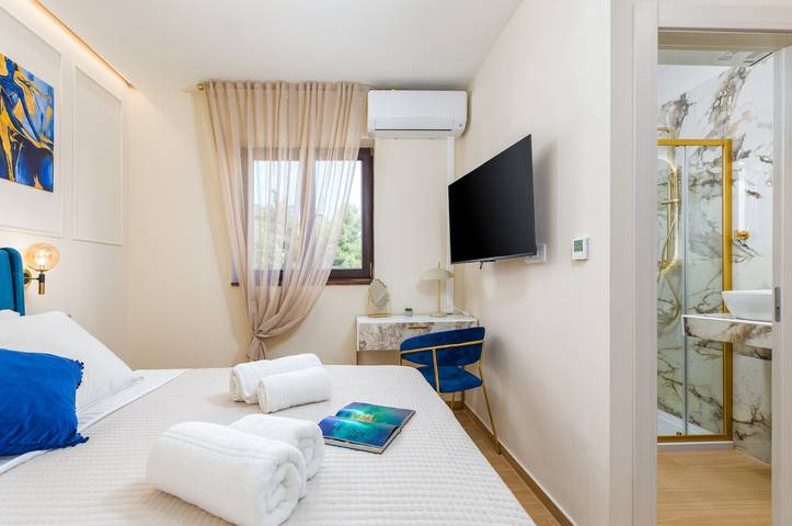 Ganze Ferienwohnung, Luxe Double Room Marceta 7 with Shared Pool in Valbandon, Südküste Istrien