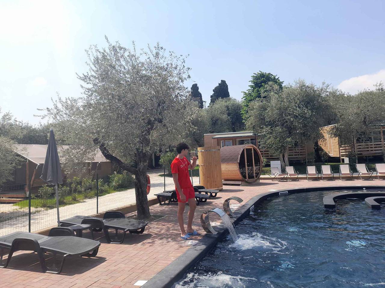 Stacaravan met terras met uitzicht op het meer, zwembad en airconditioning in Padenghe sul Garda, Garda Bergen