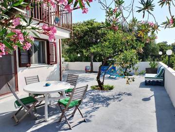 Gîte pour 5 personnes, avec vue et jardin, animaux acceptés à Campofelice di Roccella