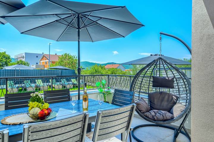 Villa für 10 Personen, mit Balkon/Terrasse und Pool - 1