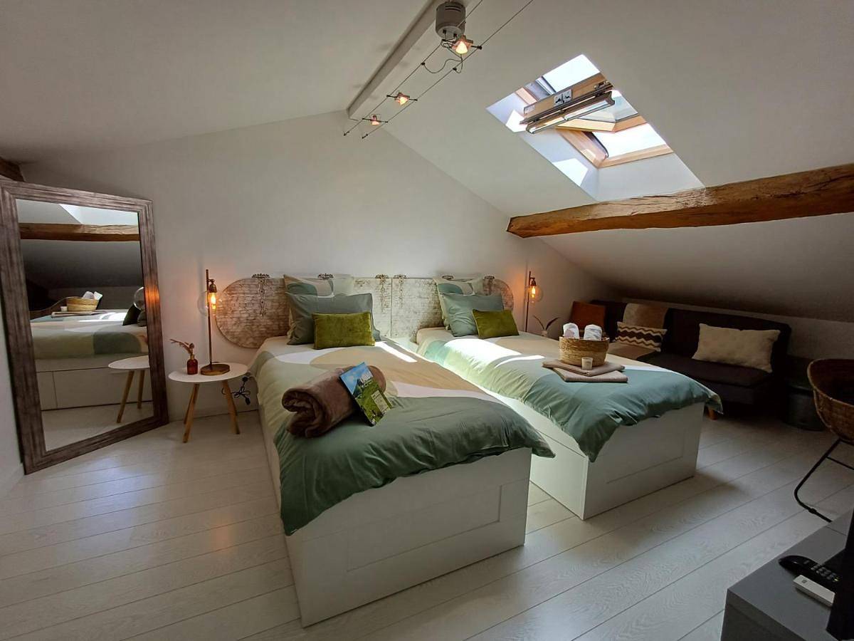 Family Double Room in Ceyzériat, Région de Bourg-en-Bresse