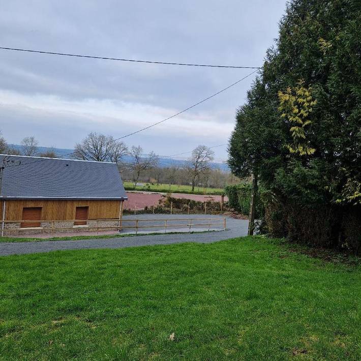 Location de vacances pour 14 personnes, avec terrasse et vue à Saint-Ouen-des-Besaces