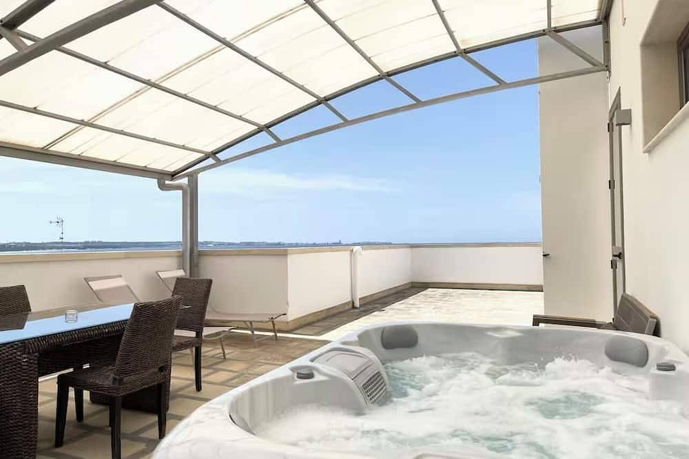 Ganze Wohnung, Sea View Apartment With Terrace And Private Heated Jacuzzi in Conchiglie-Alto Lido, Golf von Tarent