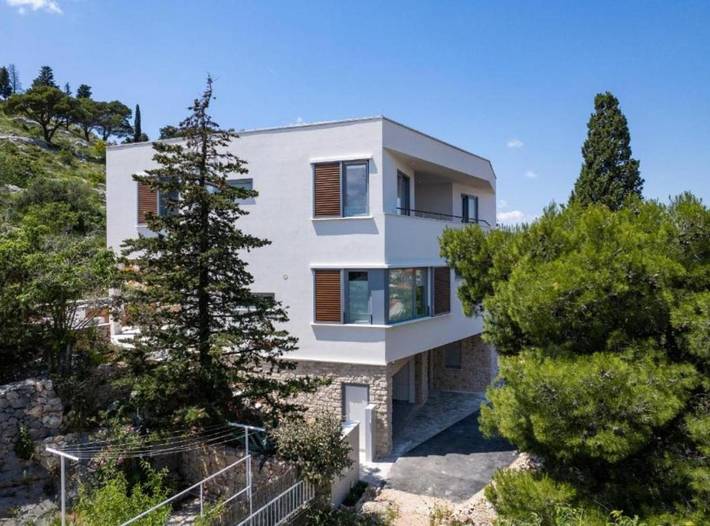 Villa pour 10 personnes, avec piscine ainsi que sauna et terrasse, animaux acceptés à Tribunj