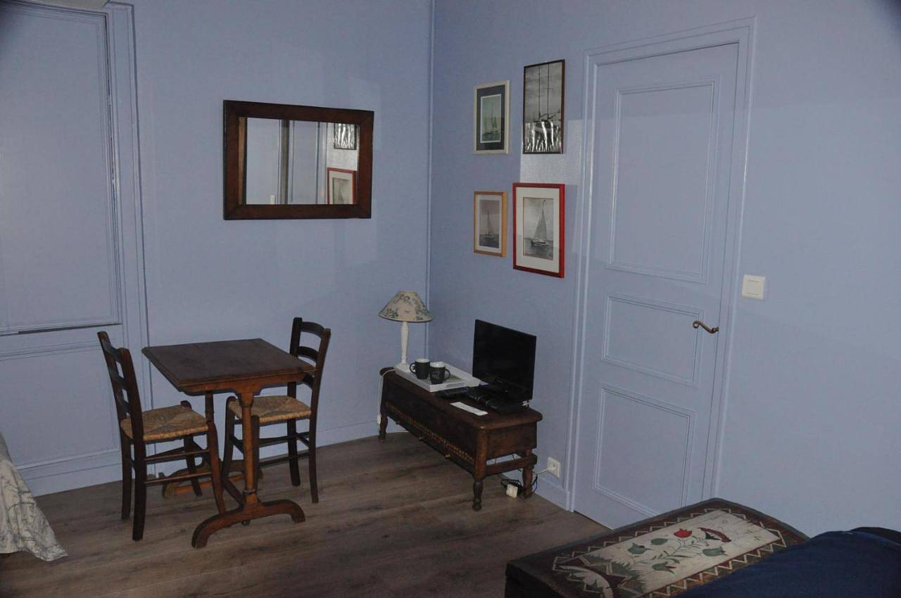 Vaste chambre au centre du bourg in Saulieu, Région de Montbard