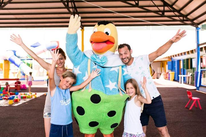 Hôtel pour 3 personnes, avec vue et terrasse ainsi que piscine et bassin pour enfant à Son Bou - 2