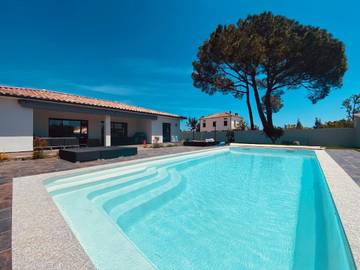 Cottage pour 10 personnes, avec piscine ainsi que vue et jardin dans Mignataja