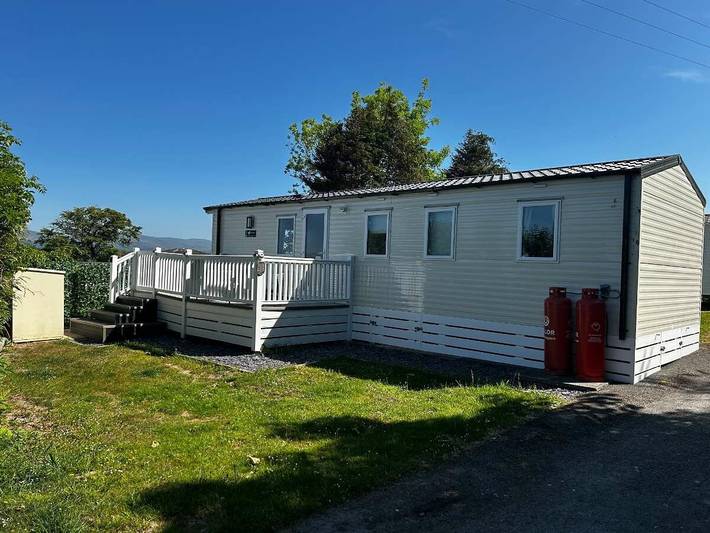 Caravan for 8 people, with garden in Cardigan Bay