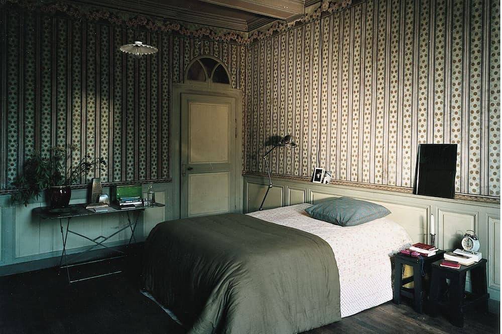 Small 18th & 19th century château in unspoilt countryside in Pisseloup, Haute-Marne