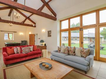 Log Cabin for 8 People in The Cotswolds, South East England, Photo 3