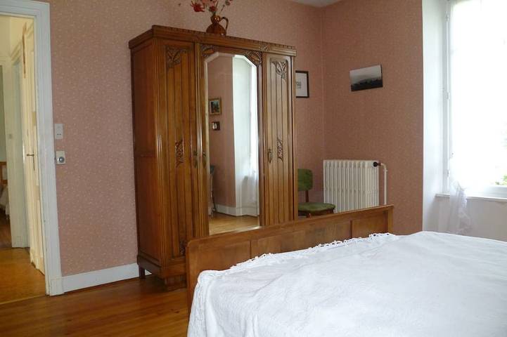 Location de vacances pour 6 personnes, avec terrasse et jardin à Égliseneuve-d'Entraigues - 2