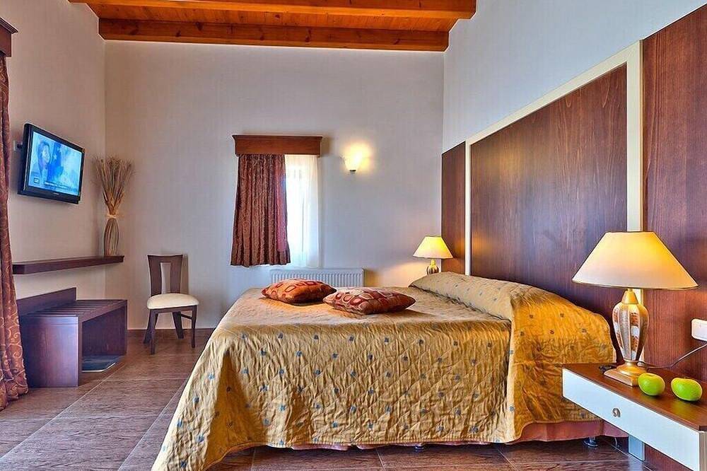 Platanias Villa, 4 Bd, 4 Ba, pool, 800m from sand in Platanias, Chania region