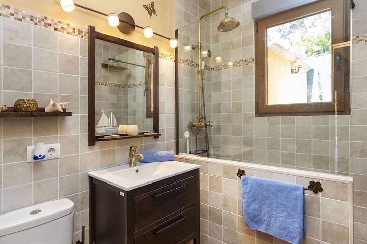 Wunderbares alleinstehendes Ferienhaus mit privatem Pool,  W-Lan, TV, Balkon, Haustiere erlaubt in Sils, Girona Provinz