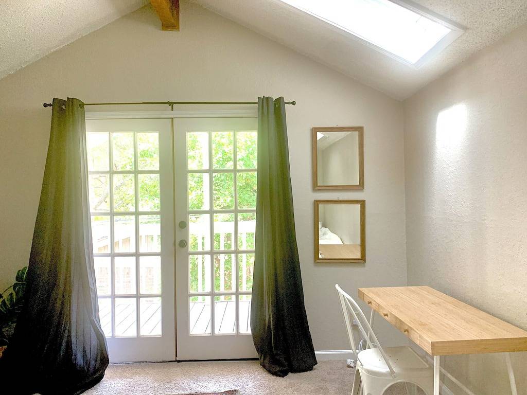 Relaxing Creekside Luxury Retreat w/ Private Pool + Hot Tub in Dessau TX, Pflugerville