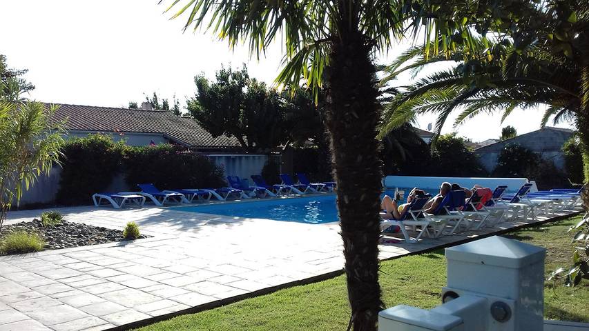 Gîte pour 4 personnes, avec terrasse et piscine