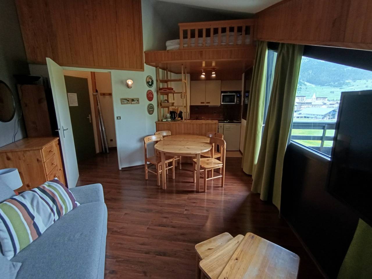 Entire apartment, Cozy 2-room ski-in/ski-out condo - 5 people - Stunning views in Montgenèvre, Briançon region
