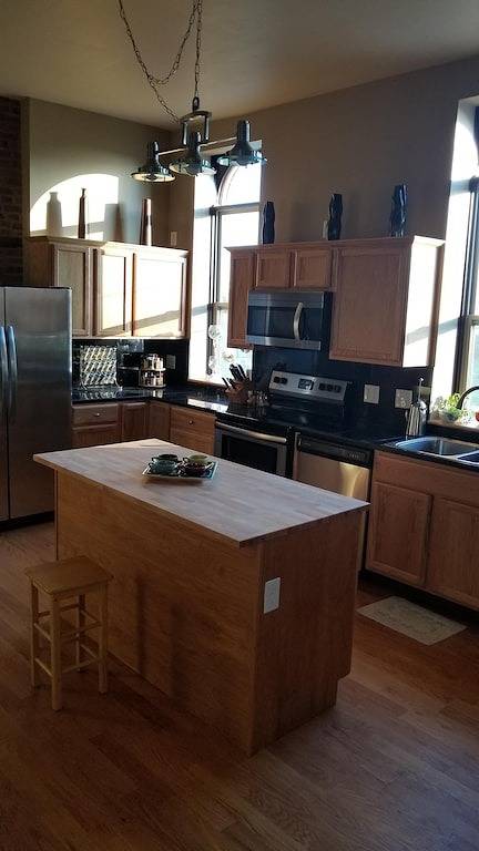 Ganze Wohnung, Geräumiges Apartment mit 2 Schlafzimmern mit 3 Queensize-Betten und 2 Vollbädern in St. Louis, Missouri