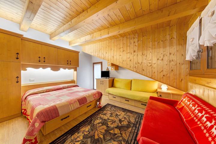 Hel lejlighed, Attic Apartment 'La Casa Dei Cervi' with Sloped Roof, Mountain View and Wi-Fi in Vodo di Cadore, Østlige Dolomitter