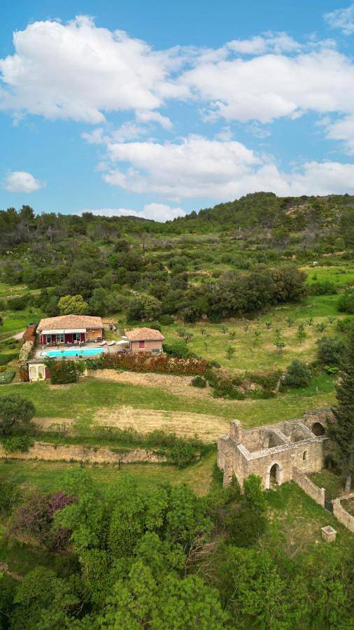 Location de vacances pour 8 personnes, avec terrasse ainsi que jardin et piscine, animaux acceptés à Aigues-Vives (Hérault)