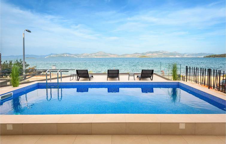 Location de vacances pour 10 personnes, avec terrasse ainsi que piscine et sauna à Drače - 2