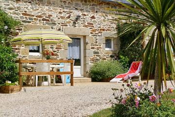 Gîte pour 4 personnes, avec jardin et terrasse à Plomodiern