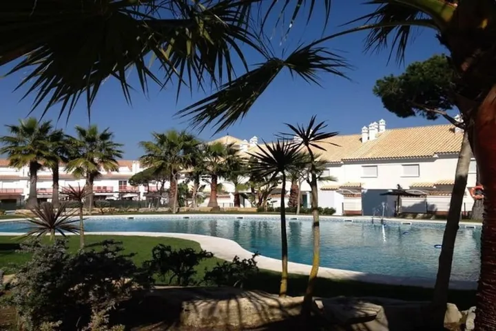 Casa de vacaciones para 6 personas, con vistas y piscina para niños además de piscina y jardín - 1
