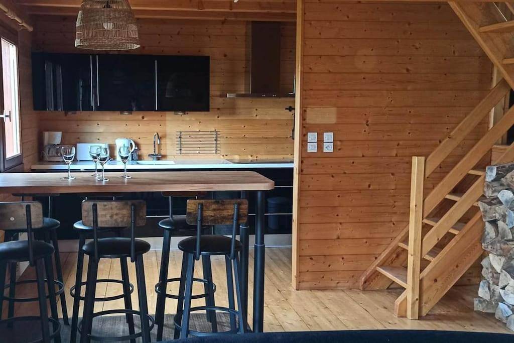 Le Chalet du lac avec spa et piscine privés pour le printemps et l'été et poêle à bois réconfortant en hiver in Beaulieu, Parc naturel régional des Volcans d'Auvergne