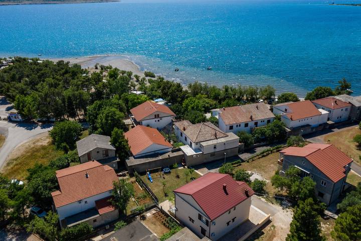 Ferienwohnung für 9 Personen, mit Terrasse und Garten in Starigrad