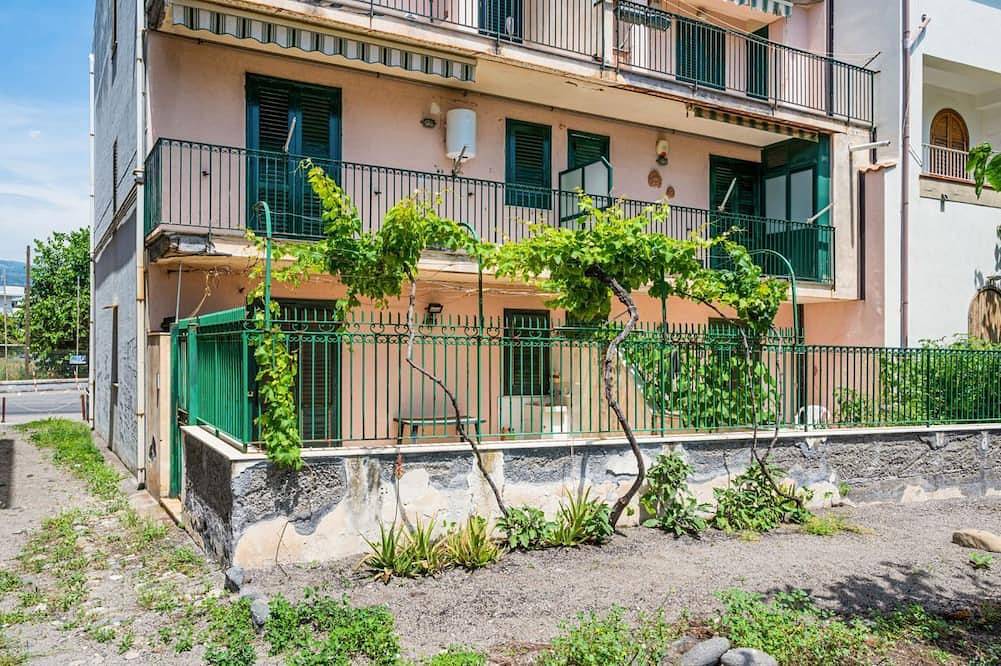 Apartamento entero, Sicily Beachside Apartment - 1 Minute to the Shore in Fondachello, Provincia de Catania