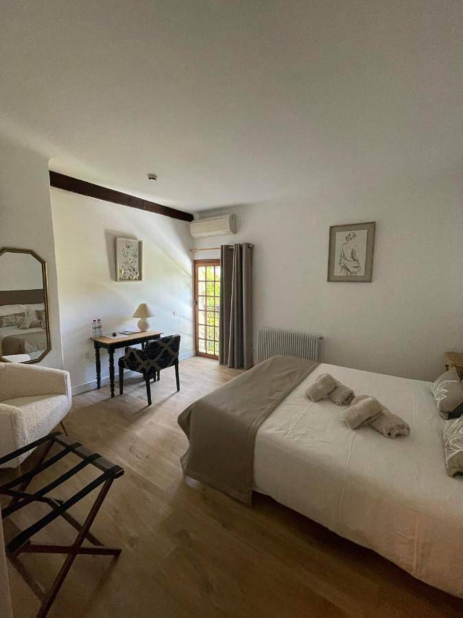 Twin Room in Vergèze, Côte méditerranéenne (France)