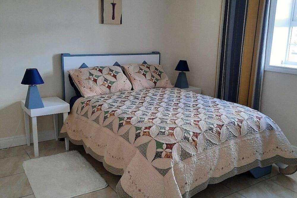 Ganze Wohnung, Beautiful Rural Ground Floor Flat with Waterfront View in County Tipperary