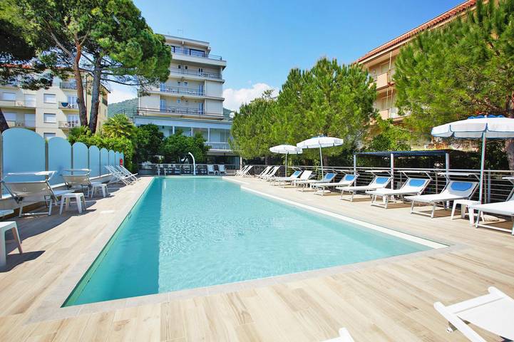 Ferienwohnung für 2 Personen, mit Balkon und Terrasse sowie Whirlpool und Garten in Pietra Ligure Gemeinde