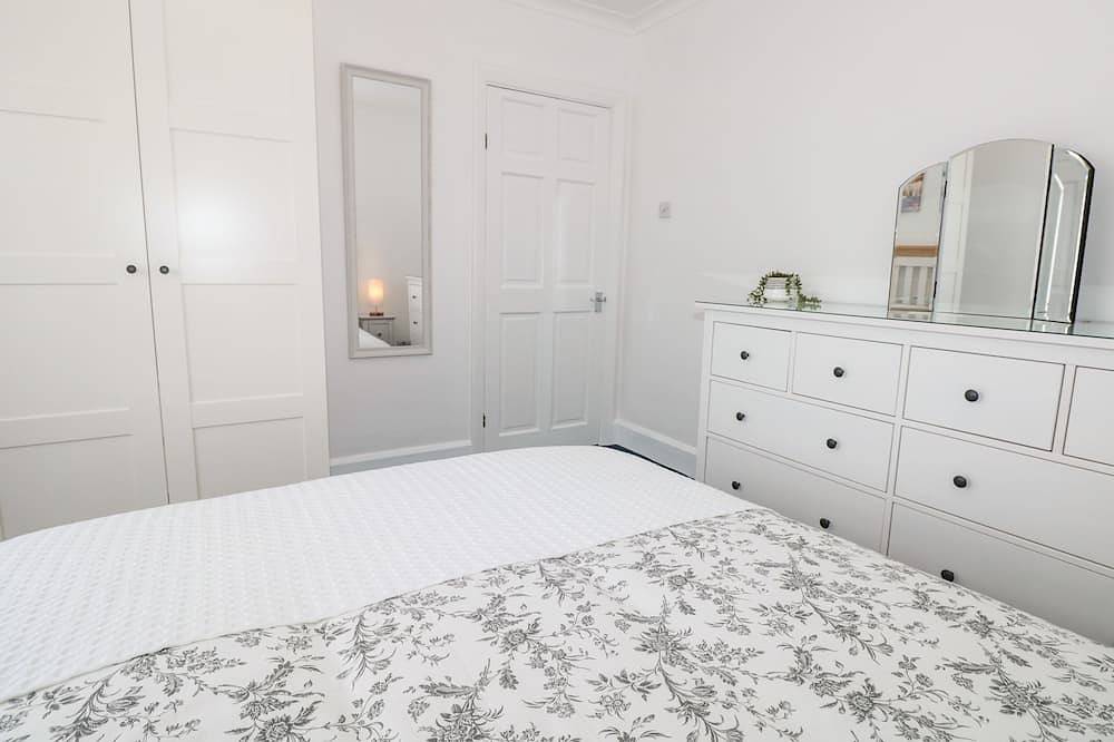 Little Honeynook, pet friendly, with hot tub in Bigbury in Bigbury on Sea, South Devon
