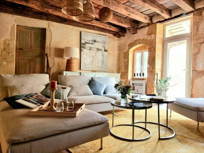 Location de vacances pour 8 personnes, avec terrasse ainsi que piscine et jardin, animaux acceptés à Prats-du-Périgord