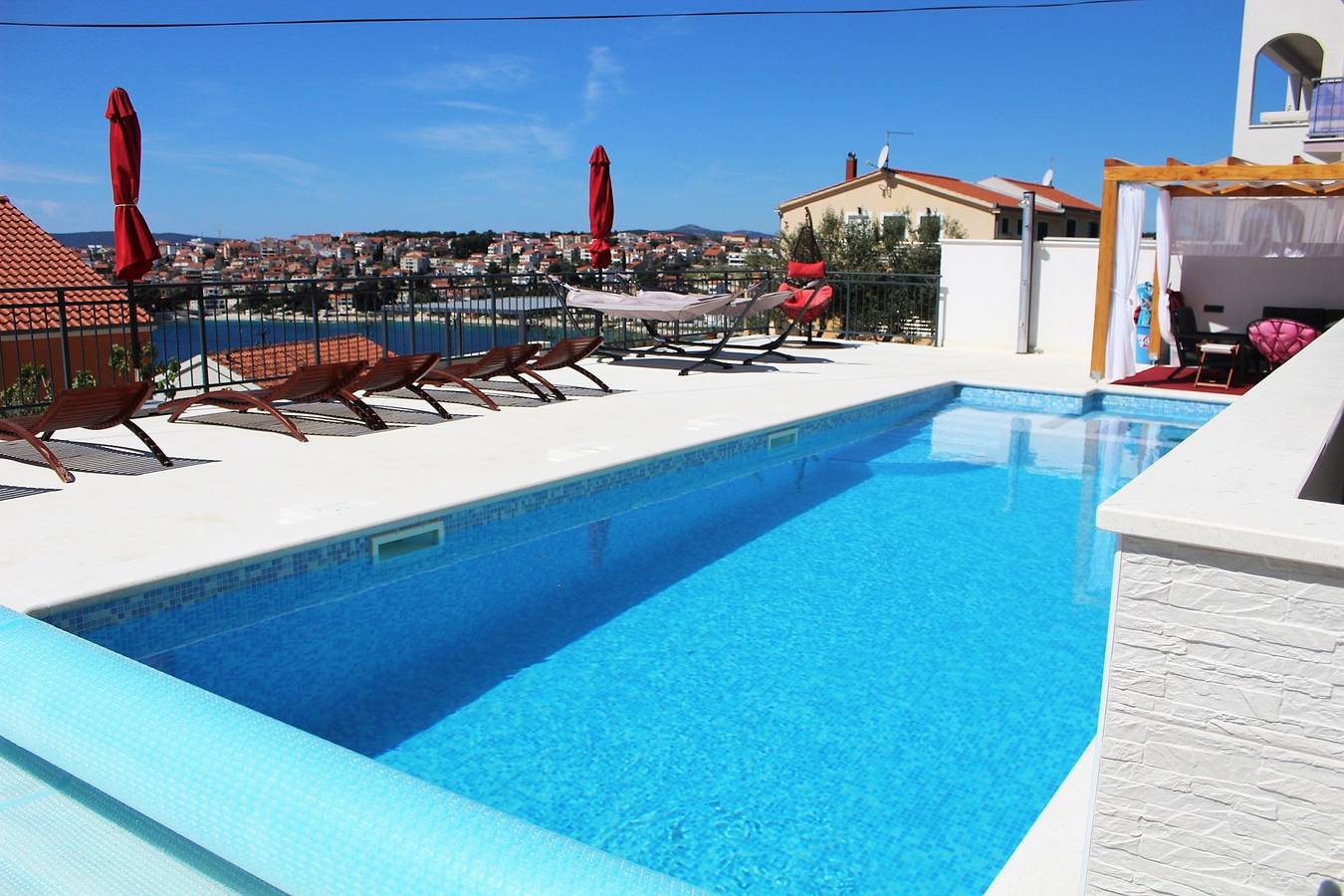 Apartamento entero, Apartamento junto a la piscina con vistas al mar y amplia terraza a5 in Okrug Gornji, Čiovo