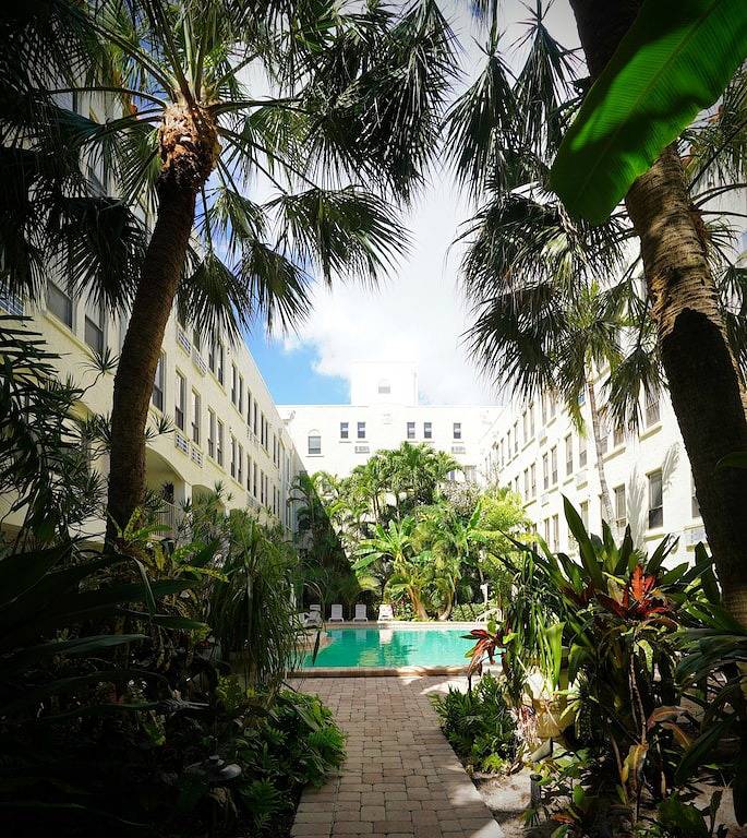Ganze Wohnung, Beste Aussicht mit Juliette Balkon! Blick auf Breakers und Trump Towers! Kochnische! in Palm Beach, Palm Beach County