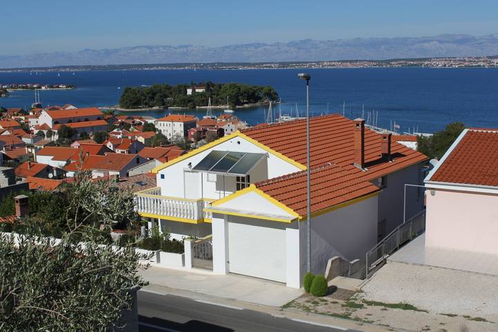 Ganze Wohnung, 1-Zimmer-Ferienwohnung mit Terrasse und Meerblick Preko, Ugljan -b in Preko, Insel Ugljan