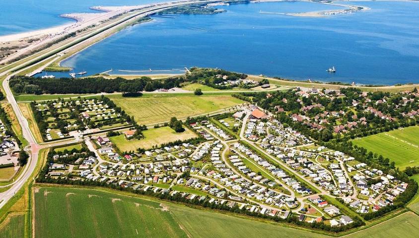 Camping für 4 Personen, mit Terrasse und Garten sowie Ausblick in Scharendijke